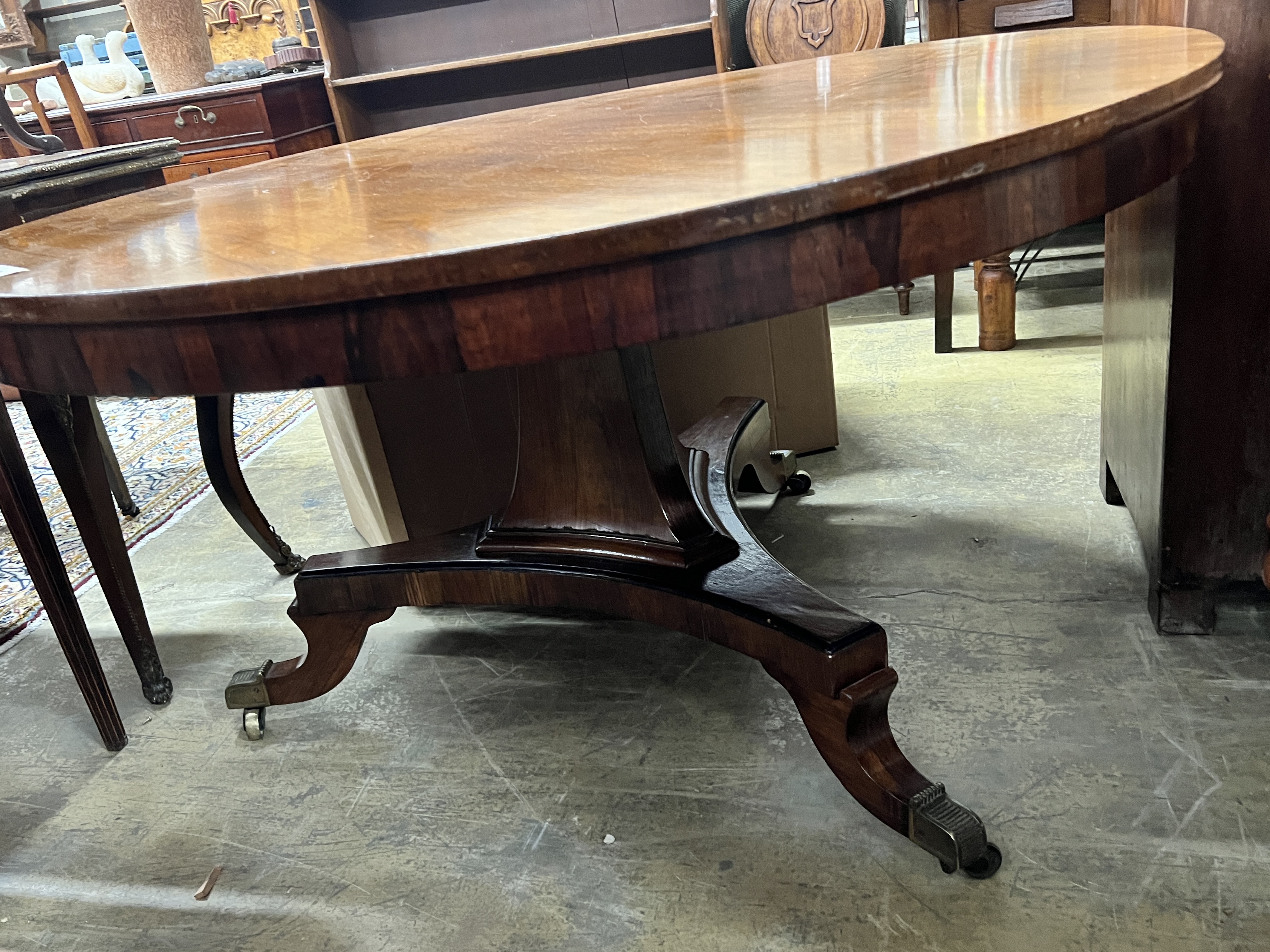 A Regency circular faded rosewood breakfast table, diameter 131cm, height 70cm